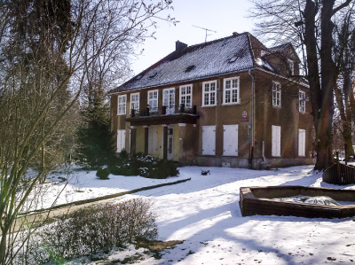 Współczesne zdjęcie. Przedstawia widok na budynek. Jest to przedszkole nr 4 w Gdańsku, dawny dworek Zachariasza Zappio. 