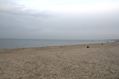 Fotografia kolorowa, współczesna. Przedstawia plażę i morze.