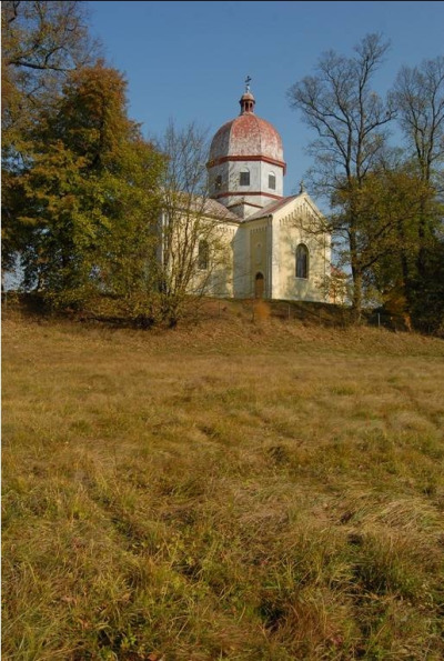 Współczesne kolorowe zdjęcie. Ukazuje cerkiew na tle pejzażu. Jest to cerkiew pw. św. Dymitra i Jozafata, zbudowana w 1923 roku w Kobylnicy Wołoskiej. 