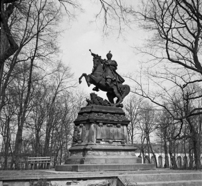 Czarno-białe zdjęcie. Przedstawia pomnik Jana II Sobieskiego na koniu. Król ukazany został w narodowym stroju, na wspiętym rumaku przeskakującym strzaskane działo z lawetą i fragment faszyny, między które zatknięto buńczuk tatarski. Pomnik znajduje się we Lwowie.