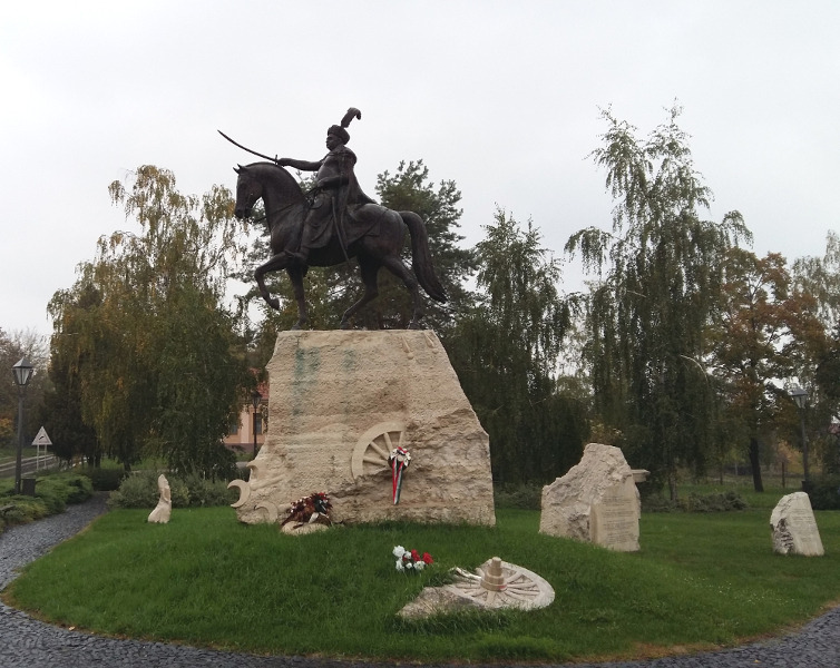 Pomnik Jana Sobieskiego w Štúrovie. Król ukazany w stroju historycznym z szablą w dłoni. Siedzi na koniu, który podąża naprzód. Rzeźba stoi na wysokim cokole z kamienia. Wokół trzy, pozostałe kamienne części pomnika, które są ustawione na trawie.