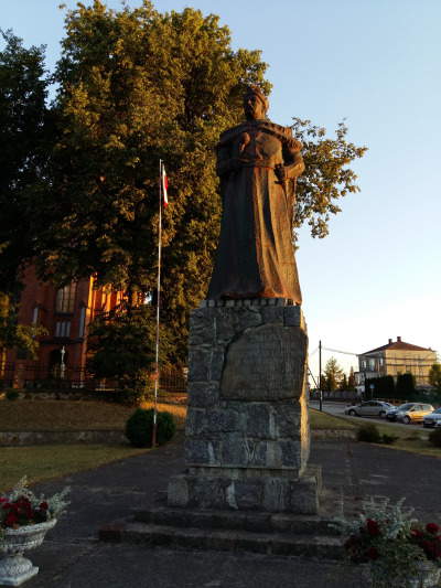 Pomnik Jana Sobieskiego w Płonce Kościelnej. Król stoi dumnie. Ubrany w strój historyczny, z koroną na głowie. Rzeźba osadzona na wysokim, kamiennym cokole z tablicą i napisem. Tekst umieszczony na pomniku wiąże Sobieskiego z lokalnym kultem maryjnym, nazywając go "Pielgrzymem do Pani Płonkowskiej". Pomnik został ufundowany dla uczczenia 300. rocznicy bitwy pod Wiedniem. 
