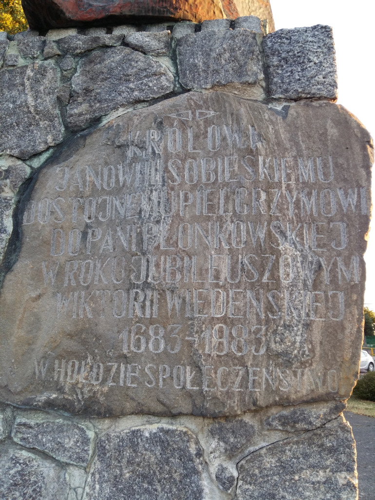 Tablica pomnika Jana Sobieskiego w Płonce Kościelnej. Tekst umieszczony na pomniku wiąże Sobieskiego z lokalnym kultem maryjnym, nazywając go "Pielgrzymem do Pani Płonkowskiej". Tekst brzmi: „Królowi Janowi Sobieskiemu dostojnemu pielgrzymowi do pani płonkowskiej w roku  jubileuszowym Wiktorii Wiedeńskiej 1683-1983. W hołdzie społeczeństwo”. Pomnik został ufundowany dla uczczenia 300. rocznicy bitwy pod Wiedniem. 
