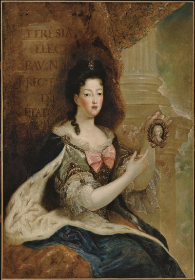 Portret Teresy Kunegundy. Portret ukazuje Teresę Kunegundę siedzącą, w ujęciu do kolan. Teresa trzyma w ręku i pokazuje widzowi miniaturę portretową swojego syna Karla Albrechta, ujętą w ozdobną ramę z perłą. Część tła portretu zakrywa zasłona, która z jednej strony otwiera perspektywę na znajdującą się w oddali kolumnę, z drugiej zaś - na napis identyfikujący portretowaną.