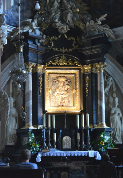 Współczesne zdjęcie przedstawiające Kaplicę Różańcową przy Kościele Dominikanów w Krakowie i obraz Matki Bożej Różańcowej. Obraz był uważany od początku XVII stulecia za „tarczę” Krakowa. Malowidło wzorowano na wizerunku Matki Bożej Śnieżnej z bazyliki S. Maria Maggiore, do której w czasie wojen z Turkami zanoszono modły i której wstawiennictwu przypisywano zwycięstwo nad Imperium Osmańskim.