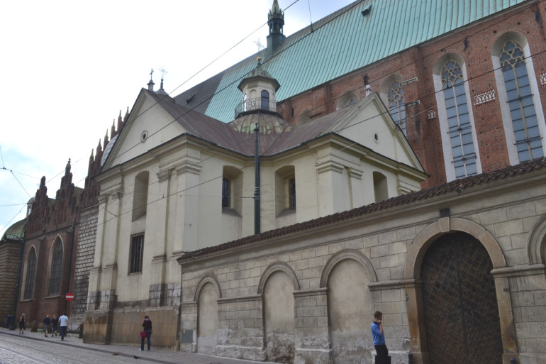 Współczesne zdjęcie przedstawiające Kaplicę Różańcową przy Kościele Dominikanów w Krakowie. Kaplica Różańcowa została wzniesiona jako wotum dziękczynne za wiktorię wiedeńską z funduszy mieszczan krakowskich. 