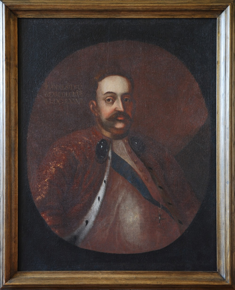 Obraz olejny na płótnie. Przedstawia króla Jana III Sobieskiego ubranego w strój historyczny. Obraz namalowany dość schematycznie. 