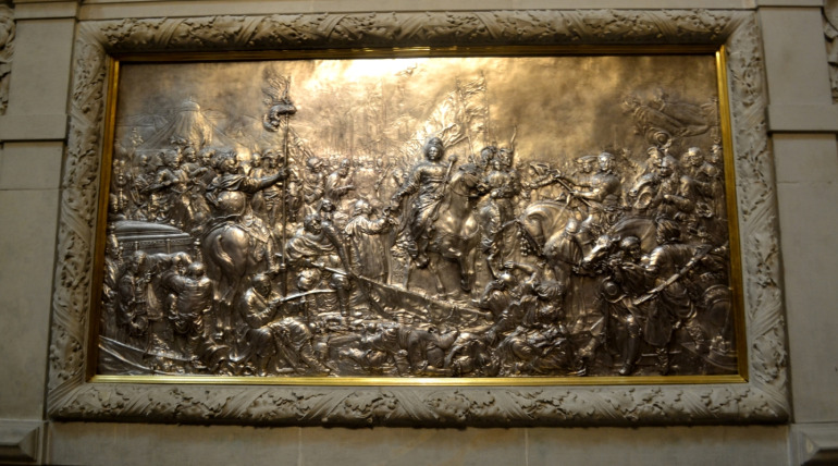 Srebrna kopia obrazu „Sobieski pod Wiedniem”. W Krakowie obok szkicu obrazu Sobieski pod Wiedniem znajduje się także srebrna kopia dzieła Matejki. Zamówił ją w 1883 roku Artur Potocki z przeznaczeniem na antepedium ołtarza głównego w katedrze. Dzieło Józefa Hakowskiego powstało w 1888 roku, zostało zaprezentowane publiczności w Towarzystwie Przyjaciół Sztuk Pięknych w Krakowie oraz w Towarzystwie Zachęty Sztuk Pięknych w Warszawie. 