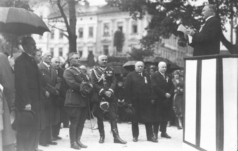 Czarno-białe zdjęcie archiwalne. Ukazuje przemówienie komisarza Rządu Rzeczpospolitej Polskiej we Lwowie Otto Nadolskiego podczas uroczystości 300 rocznicy urodzin Jana III. Na zdjęciu widoczni m.in.: generał Bolesław Popowicz (pierwszy rząd, 4. z prawej), generał Walerian Czuma (pierwszy rząd, 3. z prawej), wojewoda lwowski Wojciech Gołuchowski (z lewej, trzyma melonik).