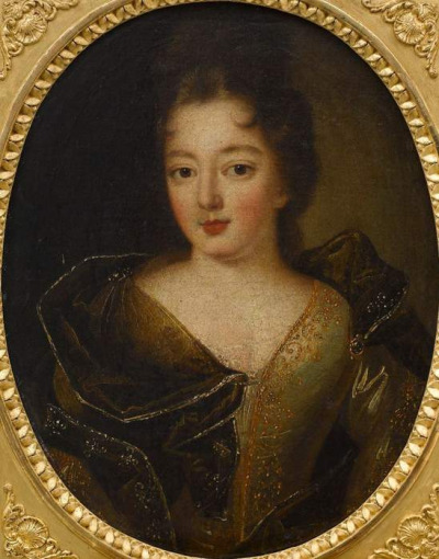 Portret młodej kobiety o dużych piwnych oczach i malinowych ustach. To Teresa Kunegunda Sobieska. Ubrana w suknię w dekoltem i płaszcz. Patrzy na wprost. Obraz ujęty w złotą, zdobioną ramę.