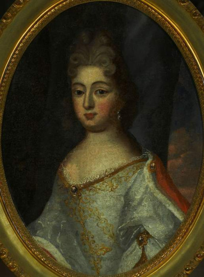Portret dojrzałej kobiety o dużych piwnych oczach i malinowych ustach. To Teresa Kunegunda Sobieska. Ubrana w błękitną suknię w dekoltem. Siedzi na tle kotary. Patrzy na wprost. Obraz ujęty w złotą, zdobioną ramę.