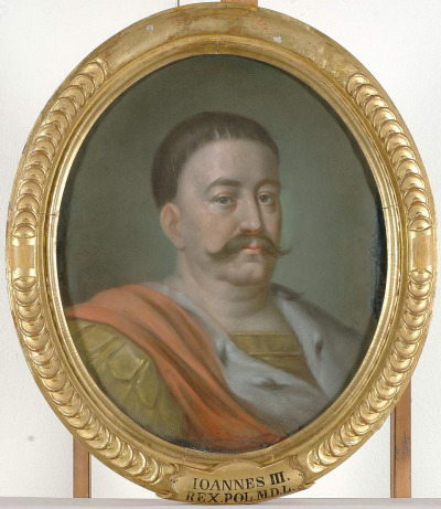 Portret Jana III Sobieskiego wykonany techniką pasteli na papierze. Król zwrócony lekko w lewo, patrzy na wprost. Ubrany w stój historyczny. Praca oprawiona w złotą ramę.