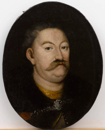 Portret Jana III Sobieskiego w owalu. Król ubrany w strój historyczny. Twarz okrągła, oczy piwne, wąs. Patrzy na wprost w skupieniu. Tło ciemne.