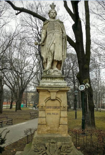 Pomnik Jana III Sobieskiego w Krakowie. Król stoi w lekkim kontrapoście. Ubrany jest w zbroję i długi płaszcz. W prawej ręce trzyma szablę. Rzeźba osadzona na postumencie z piaskowca. Na nim napis: Jan III Sobieski. Król Polski.