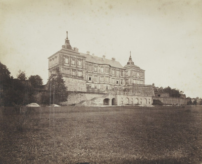 Stare zdjęcie z widokiem na duży budynek. Jest to pałac w Podhorcach. W latach 1682-1720 zamek w Podhorcach należał do rodziny Sobieskich: najpierw do Jakuba Ludwika, potem – do Konstantego Władysława.