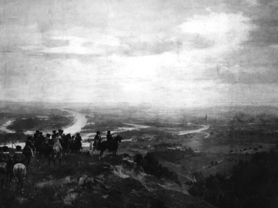 Olej na płótnie. Przedstawia scenę historyczną. Na pagórku stoją jeźdźcy na koniach. Zatrzymali się i patrzą na roztaczające się przed nimi miasto. Połowę obrazu zajmuje niebo z chmurami.