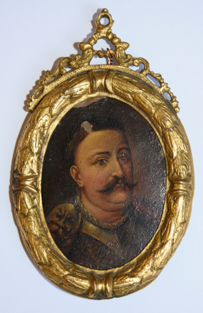Miniatura portretowa Jana III Sobieskiego namalowana farbami olejnymi. Król w zbroi, lekko zwrócony w prawo. Obraz oprawiony w złotą, eliptyczną ramę.  