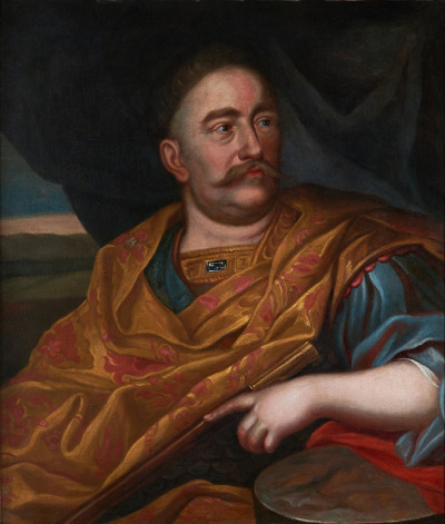 Portret Jana III Sobieskiego namalowany farbami olejnymi na płótnie. Król ukazany został w popiersiu, ubrany w karacenę i płaszcz. Jan III Sobieski zwrócony jest lekko w lewo, patrzy w dal. Portret na tle szarej kotary i fragmentu pejzażu.