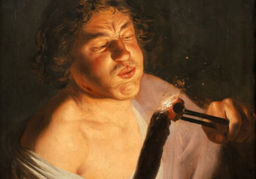 Obraz przedstawia młodego mężczyznę, który zapala żagiew i dmucha na żar.