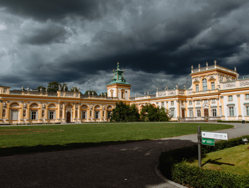 Widok na pałac w Wilanowie. Uwagę zwraca ciemne, zachmurzone niebo.