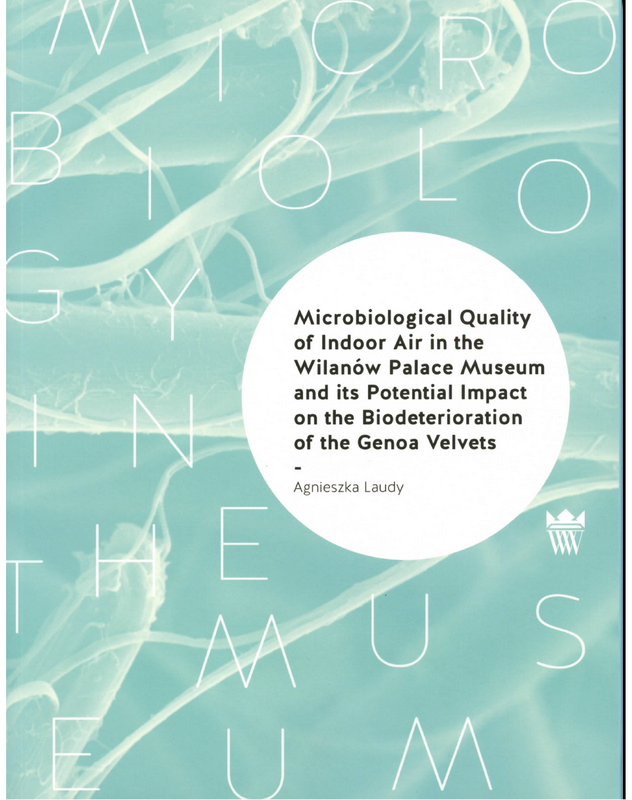 Okładka do książki "Microbiological Quality of Indoor Air in the Wilanów Palace Museum...". Nowoczesny projekt graficzny w pastelowych kolorach, z białym kołem wypełnionym napisami z czarnej czcionki. 