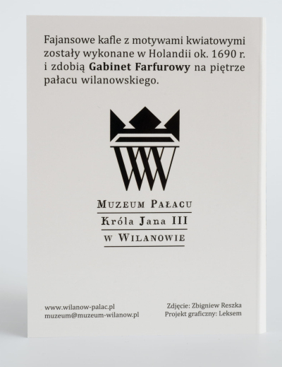 Biała kartka z napisami i logotypem Muzeum w Wilanowie. 