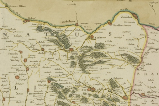 Fragment starej mapy. Przedstawia obszary zalesione, rzeki i małe miejscowości.