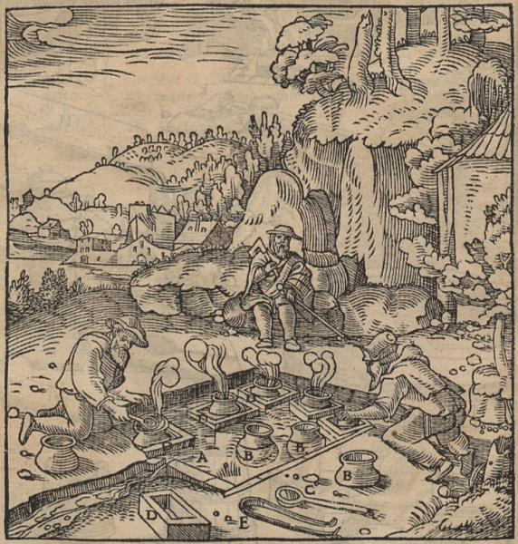 Grafika ze sceną z ludźmi na tle pejzażu. Na pierwszym planie dwóch pochylonych nad pracą  mężczyzn. Trzeci stoi i się przygląda. W tle widać pejzaż z domami i pagórkami. Rysunek schematyczny. Jest to XVI-wieczny drzeworyt przedstawiający warzelnię soli.