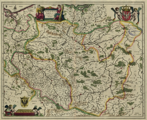 Kolorowa mapa Polski z XVII wieku. Po prawej stronie na górze dwa anioły podtrzymują herb Polski z orłem w koronie. U góry mapy, mniej więcej pośrodku dwie kobiety podtrzymują ramę z napisem: Polonia.