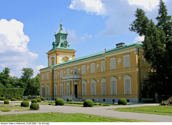 Kolorowa fotografia współczesna. Przedstawia neorenesansową elewację skrzydła północnego Pałacu w Wilanowie. 