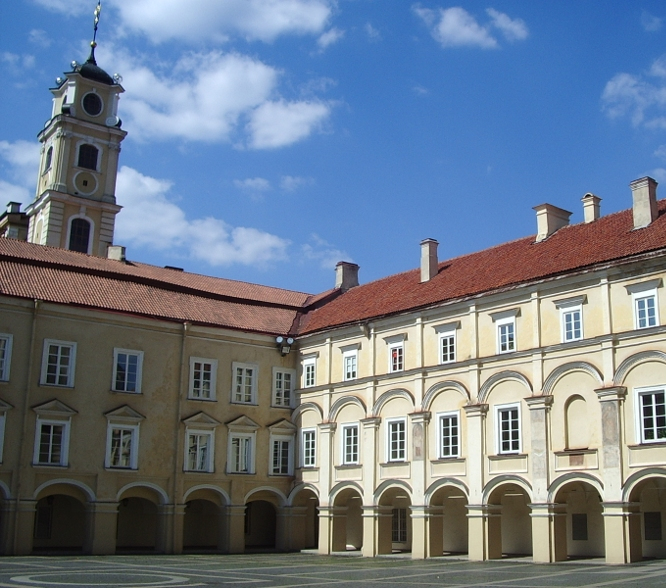 Kolorowa fotografia współczesna. Przedstawia Dziedziniec Uniwersytetu w Wilnie.