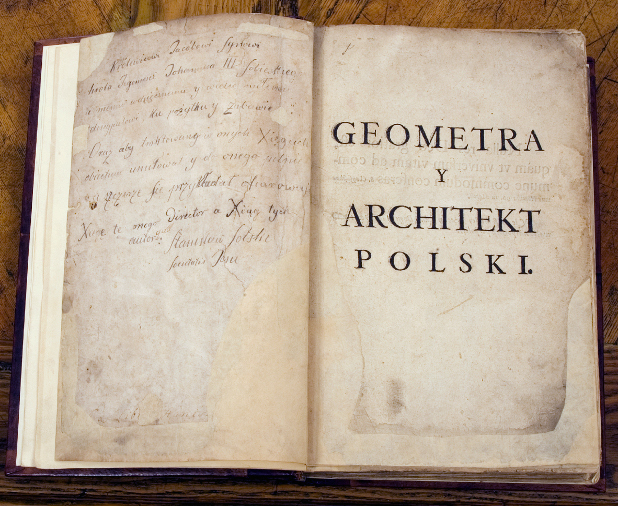 Zdjęcie przedstawia otwartą starą księgę z pożółkłymi kartkami i rękopisem. Po lewej stronie na karcie tekst. Po prawej stronie tytuł: Geometra. Architekt Polski.