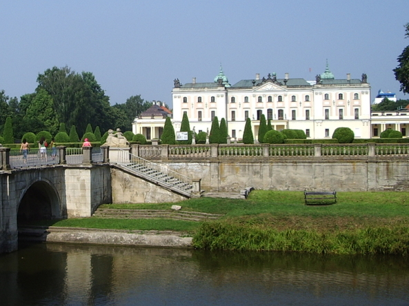 Współczesne, kolorowe zdjęcie. Przedstawia rzekę i pałac. Jest to pałac Jana Klemensa Branickiego w Białymstoku.