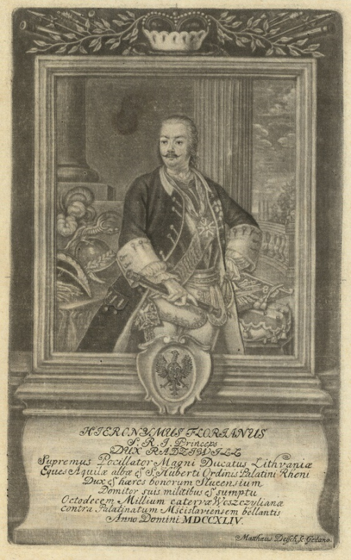 Stara grafika. Przedstawia portret mężczyzny ubranego w strój historyczny, który stoi na tle wnętrza. Portret oprawiony w prostokątną ramę. Nad ramą korona i wić roślinna. Na dole orzeł w kartuszu. Obraz osadzony jest na podeście na którym znajdują się napisy po łacinie. Jest to portret Hieronima Floriana Radziwiłła. 