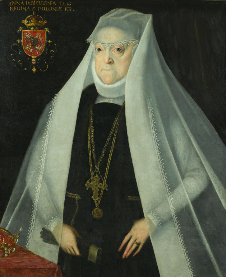 Portret olejny. Przedstawia portret Anny Jagiellonki jako wdowy. Kobieta ubrana w czarną suknię, długi jasny welon. Na piersiach ma krzyż. Po lewej stronie złoty herb i napisy. 