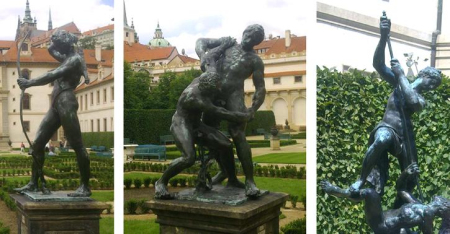 Trzy połączone zdjęcia. Pierwsze od prawej przedstawia młodzieńca zabijającego oszczepem kobietę. Drugie zdjęcie przedstawia dwóch walczących ze sobą mężczyzn. Trzecie zdjęcie przedstawia młodego łucznika. Są to rzeźby z Ogrodu Wallensteina w Pradze.