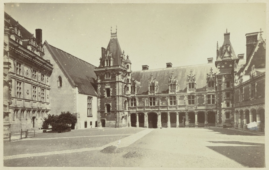 Fotografia przedstawia dziedziniec i fragment zabudowań architektonicznych. Jest to dziedziniec zamku w Blois, fotografia z ok. 1865-1875. Zamek znajduje się w mieście Blois, w departamencie Loir-et-Cher we Francji.