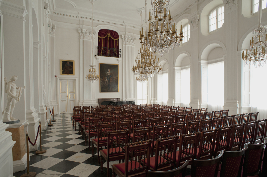 Kolorowe zdjęcie współczesne. Przedstawia wnętrze sali białej w pałacu w Wilanowie projektu Johanna Sigmunda Deybela. 