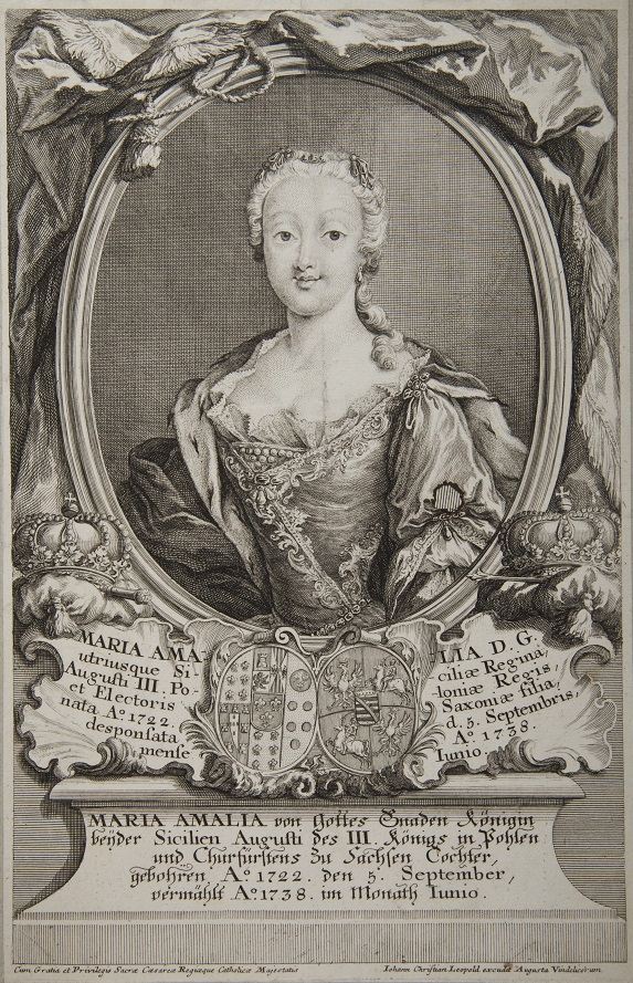 Portret graficzny Marii Amalii Wettyn. Młoda kobieta ubrana w dekoracyjną suknię z dekoltem. Włosy upięte w misterną fryzurę. Portret w owalne, ozdobnej ramie z dwoma herbami na dole i dwiema koronami po bokach. Osadzony na cokole na którym znajdują się napisy po łacinie.