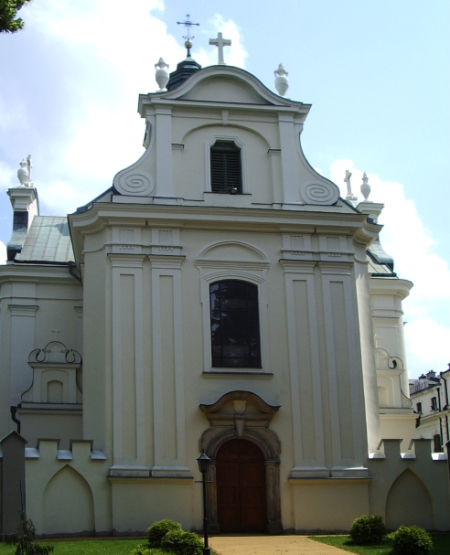 Zdjęcie kolorowe. Przedstawia fasadę kościoła barokowego. Jest to kościół Misjonarzy pod wezwaniem Przemienienia Pańskiego w Lublinie. 