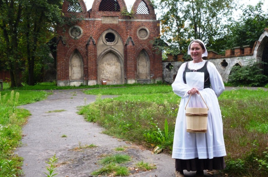 Zdjęcie kobiety w stroju historycznym