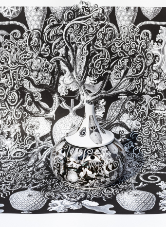 Obrus i naczynie ozdobione czarnobiałymi motywami roślinnymi.