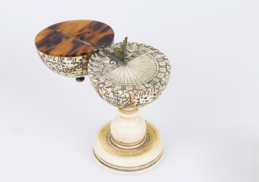 Mały globusik wewnątrz którego znajduje się zegar słoneczny