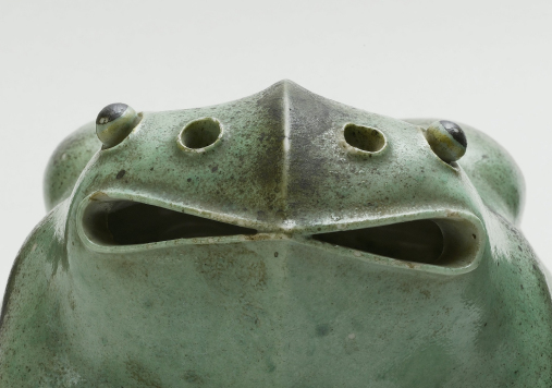 Naczynie w kształcie zielonej żaby.