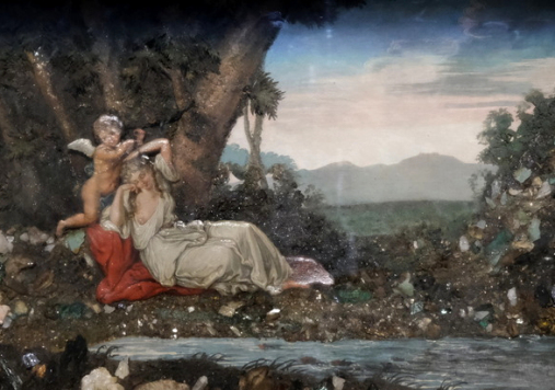 Obraz-diorama. Młoda kobieta siedzi nad wodą (Psyche), za nią Amor ze skrzydłami (scena z historii o Amorze i Psyche).