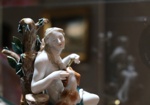 Porcelanowa figurka kobiety z psem.