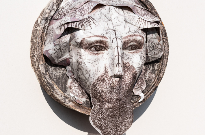 Maska ozdobiona elementami graficznymi.