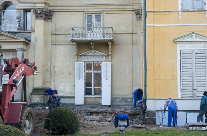 Elewacje pałacu w trakcie prac restauratorskich