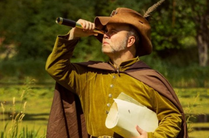 Postaci w historycznych strojach związanych z dawnymi zawodami