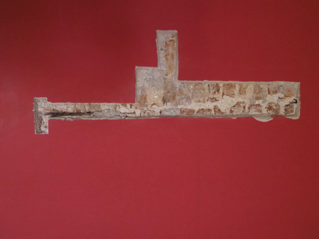 Zdjęcie przedstawia odkrywkę architektoniczną na ścianie w pałacowym wnętrzu. 